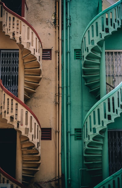 米色和绿色混凝土螺旋楼梯旁边的建筑
